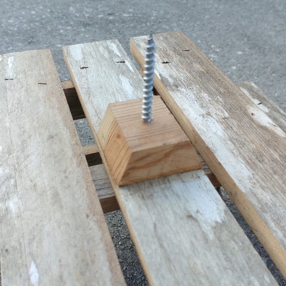 Squirrel corn picnic table novelty feeder gift - Picture 8 of 15